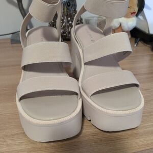 Madden Girl Beige Platform Sandals EUC Size 8 Womens Shoes 3.5 Inch Heel